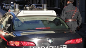 Spari e sacchi di soldi portati via con un escavatore: rapinato un caveau a Sassari
