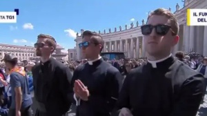 "Star del web": chi sono i tre preti (bellissimi) in piazza San Pietro? Ecco cosa si dice in Rete....