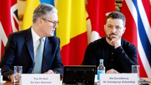 Starmer convoca i 'volenterosi' in videocall. Mosca espelle due diplomatici britannici accusati di spionaggio