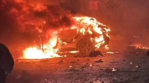 Stati Uniti, aereo ambulanza privata si schianta a Philadelphia, fiamme sopra case e auto