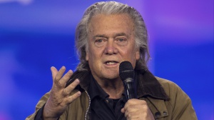 Steve Bannon e il presunto saluto romano al Cpac, ecco chi è il padre del "Make America Great Again" 