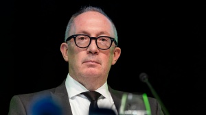 Strage di Crans Montana, indagato anche il sindaco. Inchiesta sui conti dei Moretti, l'ipotesi ricilcaggio 