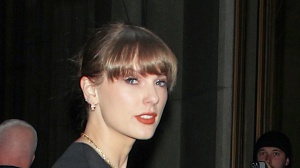 Sui social circolano false foto di Taylor Swift nuda, X blocca le ricerche, la Casa Bianca accusa i social