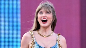 Taylor Swift arriva a Londra, l’omaggio della banda militare britannica