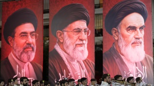 Teheran sotto il fuoco americano, mentre si celebrano i funerali di Khamenei