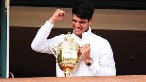 Tennis, Carlos Alcaraz trionfa a Wimbledon, battuto in tre set Novak Djokovic
