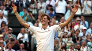 Tennis, Jannik Sinner è re a Wimbledon per il secondo anno di fila
