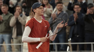 Tennis. Jannik Sinner ai quarti di finale a Parigi, fuori Arnaldi e Cocciaretto  