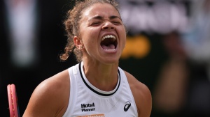 Tennis, Jasmine Paolini vola in finale ed entra nella storia a Wimbledon, battuta Donna Vekic in 3 set