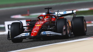 Test prestagionali di F1 in Bahrain, nel terzo giorno piloti già al limite: ottime prove per Leclerc, Antonelli e Russell, occhio a Verstappen e a un insospettabile Albon