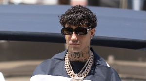 Tony Effe pubblica il suo nuovo pezzo “Chiara”: ecco il testo e la risposta di Fedez