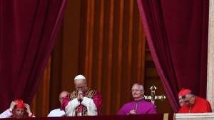 Tra funerale e conclave un giro di 576 milioni di euro, spuntano già i primi souvenir di Papa Leone XIV 