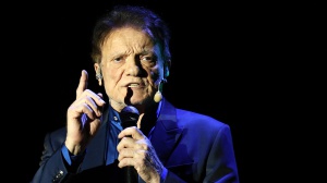 "Tra le mani un cuore" di Massimo Ranieri, il significato della canzone a Sanremo 2025