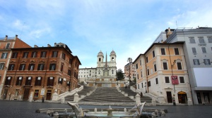 Tragedia a Roma. Turista spagnola precipita nel vuoto a Trinità dei Monti e muore in ospedale 