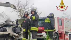 Tragedia a Udine: donna uccisa in casa, ex marito muore in un incidente sospetto durante la fuga. Aveva il divieto di avvicinamento