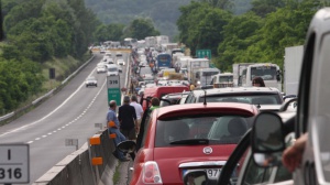 Tragedia sull'A1: Camion travolge un'auto ferma in galleria, tre vittime