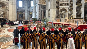 Papa Francesco, la salma è stata traslata nella Basilica di San Pietro. Inizia l'omaggio dei fedeli