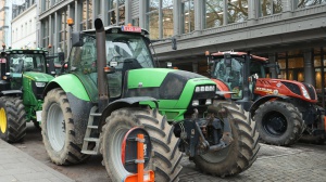 Novecento trattori bloccano Bruxelles. Alta tensione del giorno del Consiglio Agricoltura