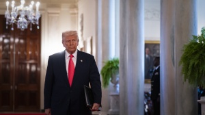Trump-choc contro i Paesi che vogliono negoziare sui dazi: "vengono da me a baciarmi il c..."