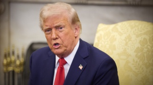 Trump impone dazi del 25% sulle auto straniere, tensioni con Unione Europea e Canada, mercati in calo