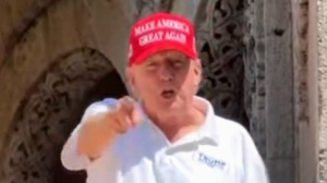 Trump si appella a una legge dell'800 e fa deportare oltre duecento detenuti. Poi posta un video shock