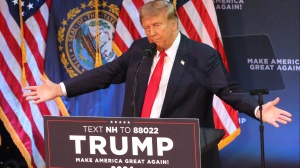 Trump vince le primarie dei repubblicani in New Hampshire e attacca la rivale Nikki Haley, ma lei non molla