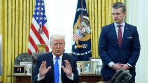 Trump: Walz ha sbagliato, è un brav'uomo. La chat segreta nella quale l'Europa è scroccona e parassita