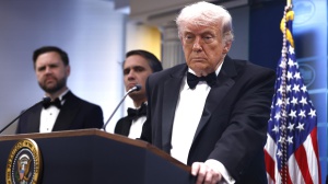 Spari al gala di Washington con i media. Paura per Donald Trump, che fa un appello all'unità
