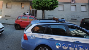 Uccide madre e sorella della ex, arrestato finanziere. A Cisterna di Latina, la ragazza scappa chiudendosi in bagno