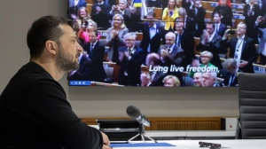 Ucraina: a quasi tre anni dall'invasione russa, Zelensky si dice pronto a dimettersi se Kiev entra nella Nato