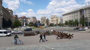 Ucraina, attacco con droni russi: frammenti colpiscono Kiev centro. A Bruxelles il nodo prestito
