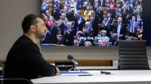 Ucraina nel mirino di Mosca, mentre Biden dà più armi a Kiev e Zelensky apre a via diplomatica per la Crimea