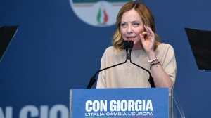 Ultimi comizi in vista delle Europee. A Roma con Giorgia Meloni, a Milano con Elly Schlein e sull’altro fronte Matteo Salvini 