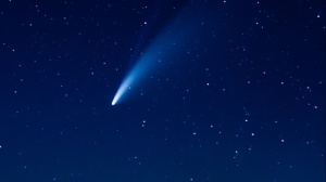 Un meteorite illumina d’azzurro il cielo notturno del Portogallo