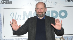 Un mondo a parte, la commedia italiana che non tradisce le aspettative con Albanese e Raffaele in gran spolvero