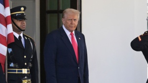Usa ed Europa, dalle auto ai jeans: le vittime della guerra commerciale. Trump colpisce l’acciaio. Il pollo nel mirino Ue