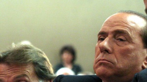 Usa, Trump-Berlusconi, il sangue dei leader in diretta tivvù: Il Tycoon alza il pugno, il Cav la mano 