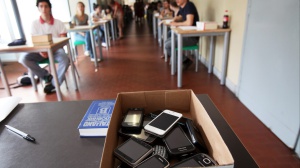 Scuola, stop ai cellulari anche per uso didattico. La stretta annunciata dal Ministro Valditara