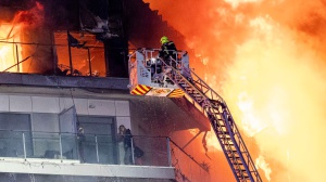Valencia, maxi incendio divora grattacielo di 14 piani, poi il fuoco passa all'edificio a fianco