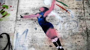 Vandalizzato il murale per Egonu, spray rosa sulla pelle. Condanna unanime; ministro Abodi, abbraccio a Paola 