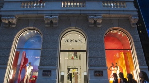 Versace veste Prada, storico passaggio di mano, cessione per 1,5 miliardi di euro con un marchio  che resta in Italia