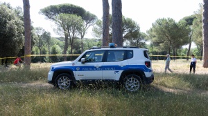 Villa Pamphiili il mistero permane, la neonata potrebbe essere morta per soffocamento, e sarebbe spirata dopo la donna