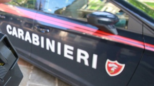 Violenza sulle donne: presa a martellate dall'ex, si salva grazie a un corriere, ma è gravissima