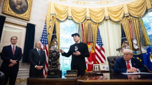 Volano schiaffi alla Casa Bianca. Rissa tra Musk e Bessent prima della lite con Trump