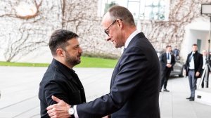 Zelensky a Berlino rilancia la pace: cessate il fuoco, garanzie Usa e braccio di ferro con Mosca