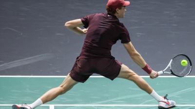  A Parigi Jannik Sinner supera facilmente il belga Bergs, Lorenzo Sonego elimina Musetti e si aggiudica il derby azzurro 