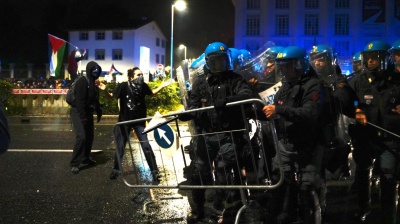 Guerriglia urbana a Udine prima del fischio d'inizio di Italia-Israele. Due giornalisti feriti, ricorsi alle cure anche gli agenti