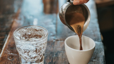 "'Na tazzulella 'e cafè" gratis ai pensionati di Ventimiglia: ecco cosa c'è dietro la trovata di un famoso bar