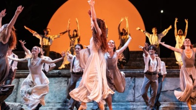 102° Arena di Verona Opera Festival. Il pubblico trascinato dal sirtaki di Zorba il greco 