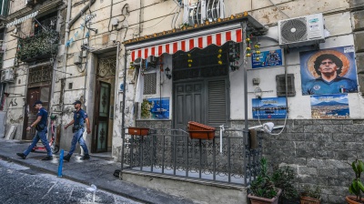 A Forcella Ciro Rapuano 59 anni, è stato trovato morto nel letto con diverse coltellate, in arresto la moglie 